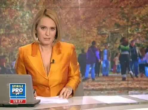 "Lucrarile sociologice" care l-au facut pe Vanghelie sa imparta prin sector telefoane mobile. VIDEO