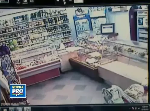 Vezi cum au jefuit doi barbati mascati, inarmati cu o sabie, un magazin din Timisoara