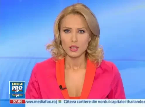 Libienii stau la coada ca sa se pozeze cu trupul neinsufletit al lui Ghaddafi, depus intr-un mall