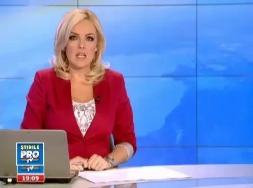 Libienii au stat la coada ca sa se pozeze cu trupul neinsufletit al lui Ghaddafi, depus intr-un mall