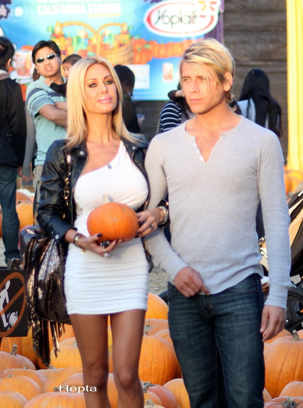 A mers sa cumpere dovleacul pentru Halloween intr-o tinuta total neadecvata.Rezultatul, unul rusinos