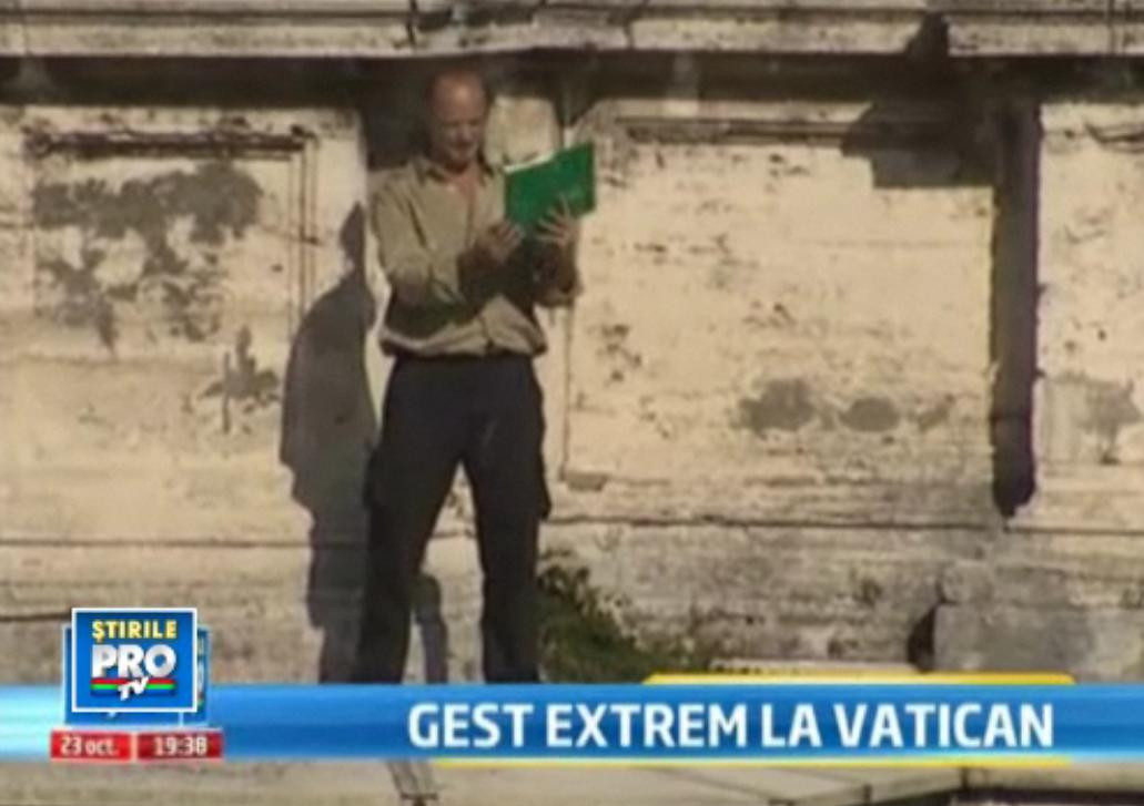 Gestul socant al unui roman: a incendiat o Biblie in fata Papei, la Vatican