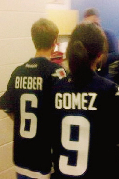 Justin Bieber si Selena Gomez, cu ticouri cu mesaje sexuale la un meci de hockey