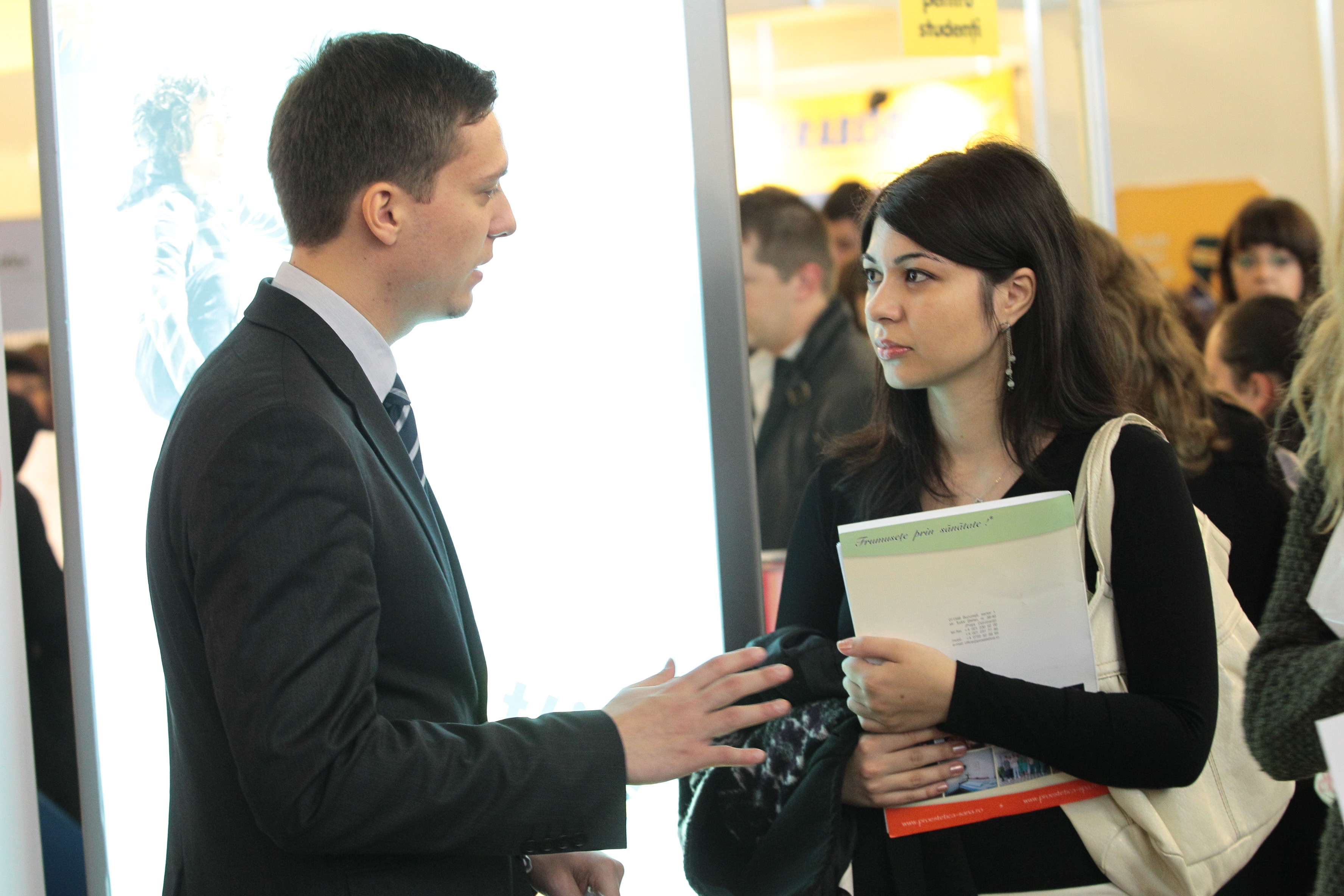 Vanatoarea de angajati tineri. Companii de renume au inceput recrutarile in randul studentilor