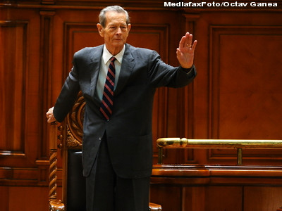 Modestie si in atitudine si in tinuta. Regele Mihai poarta costume din perioada interbelica