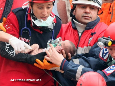 Miracolul supravietuirii umane. O fetita de doar doua saptamani a stat 48 de ore sub daramaturi