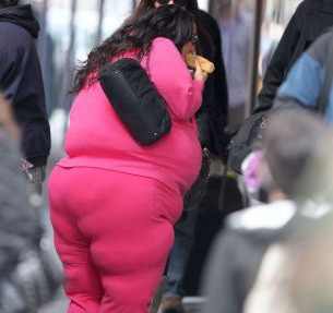 A slabit atat de mult incat acum isi doreste sa aiba din nou 120 de kilograme. Ce ascunde o tanara sub haine