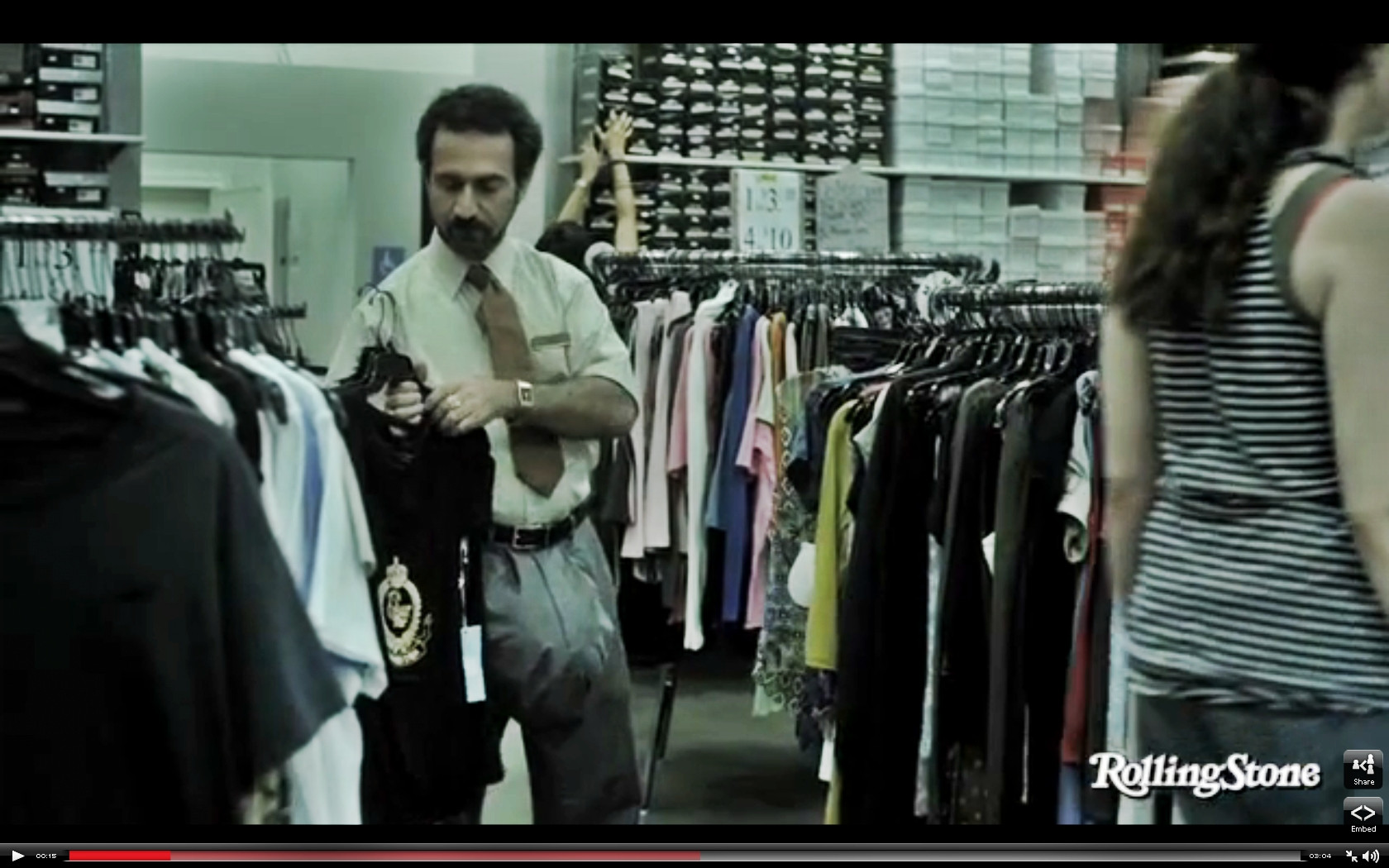 Daca acest videoclip este scarbos, de ce lumea nu se poate abtine sa-l priveasca. Imagini explicite