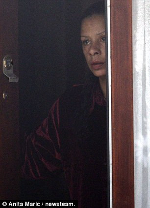 Cea mai grea decizie pentru o mama. Imaginea care a facut-o sa-si dea fiul pe mana politiei