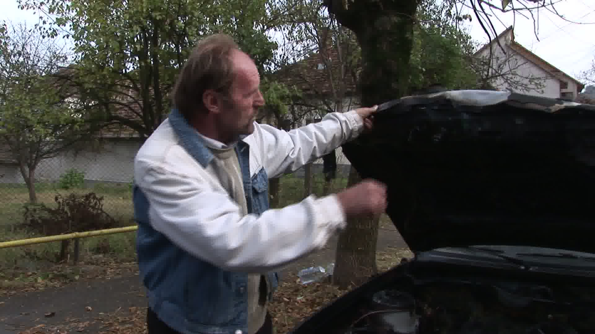 Un hunedorean a scapat ca prin minune dupa ce masina pe care o impingea a luat foc