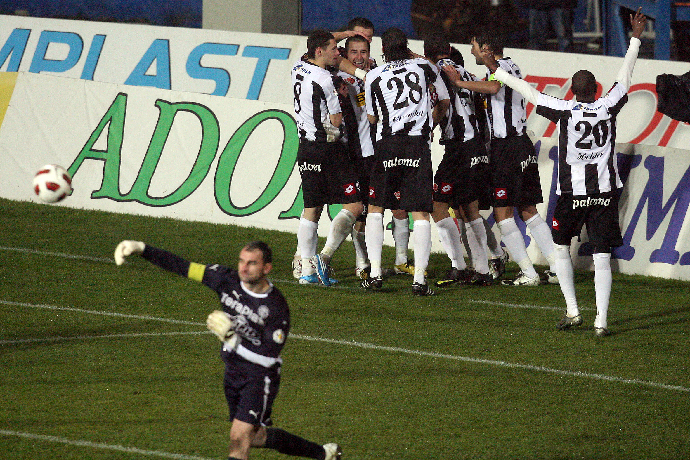 Poli, inapoi la origini: timisorenii joaca in alb-negru. Vezi noul echipament