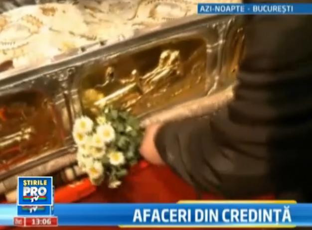 A mers cu covorul la Mitropolie, ca sa-l treaca pe sub racla cu moaste. VIDEO