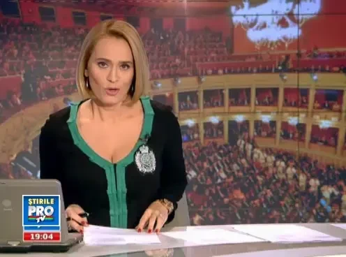 Modestie si in atitudine si in tinuta. Regele Mihai poarta costume din perioada interbelica