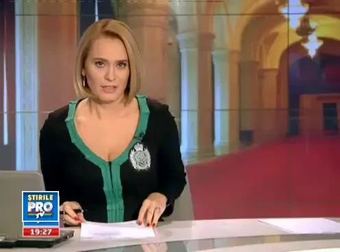 Iata ce a expus artista blonda care picteaza numai brunete. Pe ministrul Igas l-a lasat