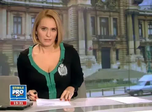 Modestie si in atitudine si in tinuta. Regele Mihai poarta costume din perioada interbelica