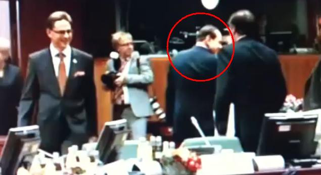 Cu gandul la bunga-bunga si la summit. La ce s-a uitat Silvio Berlusconi in timpul negocierilor