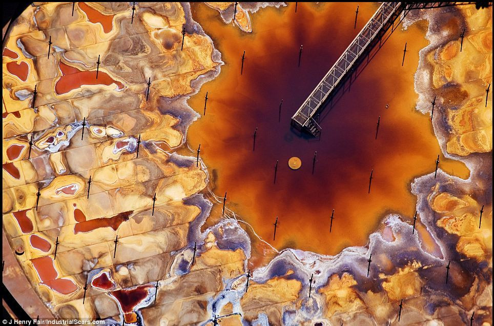 Cand poluarea si natura produc imagini spectaculoase. Apusul pe care toti bucurestenii l-au admirat