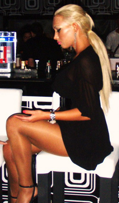 Andra Ponomarenco: blonda, sexy, siliconata, dar face bani... din pictura