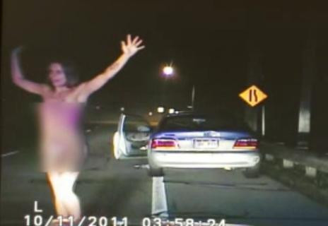 VIDEO. Nu credeau ca vor vedea asa ceva vreodata. Soc pentru 2 politisti care au oprit o soferita