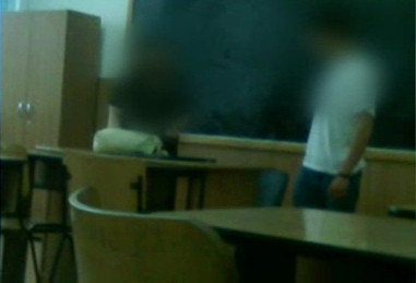 VIDEO. Profesoara umilita in clasa. Mai multi elevi arunca in ea cu hartii si se prefac ca o lovesc