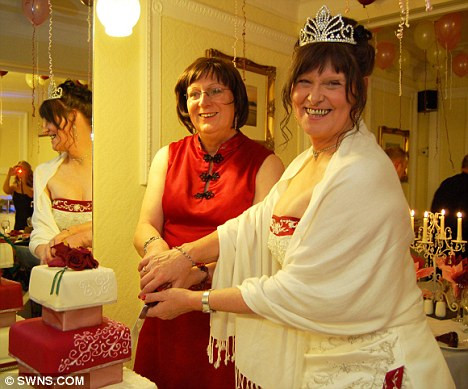 “Te iau sa-mi fii barbat si… sotie”. Mai intai homosexuali, apoi lesbiene si in final sot si sotie