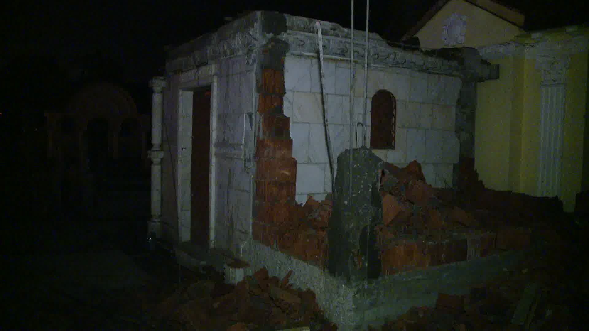 Razboi deschis cavourilor care sfideaza regulile: capela fara autorizatie, demolata la miezul noptii