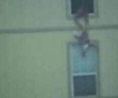 VIDEO. Si-a aruncat copiii pe geam, ca sa nu arda de vii. Decizia cutremuratoare a unei mame