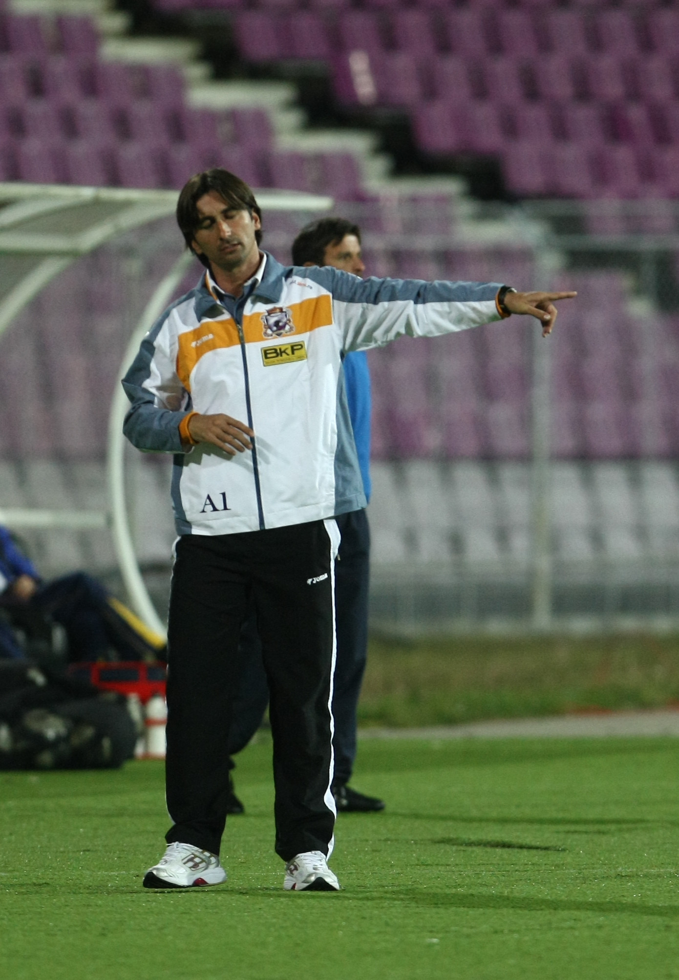 Velcea amana petrecerea pana luni: „Poate mergem la Halloween”