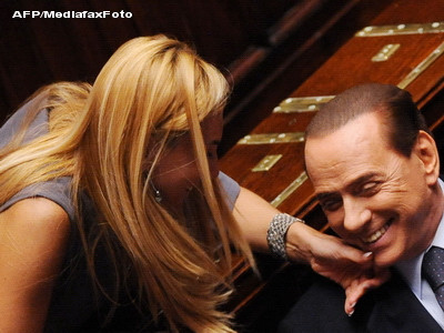 Sa radem cu Silvio Berlusconi. Premierul a spus un banc despre femei frumoase si despre ... el