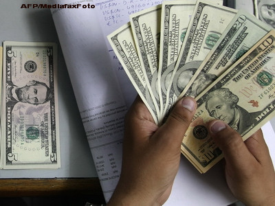 Dolarul a crescut cu cinci bani, la 4,1279 lei, un nou maxim record