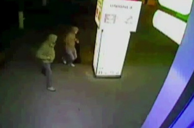 VIDEO. Au multa energie, dar minte putina. Doi tineri se bat cu o firma luminoasa