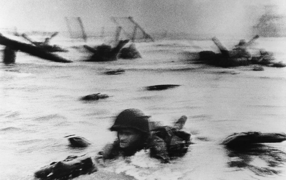 Ziua in care aliatii au debarcat pe Omaha Beach, Robert Capa, 1944