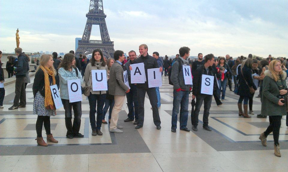 S-au saturat sa fie facuti hoti si cersetori. Romanii din Franta au protestat in fata Tour Eiffel