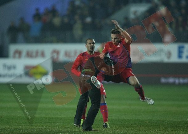 FOTO si VIDEO. Momentul in care George Galamaz este pocnit in fata de un suporter al Petrolului