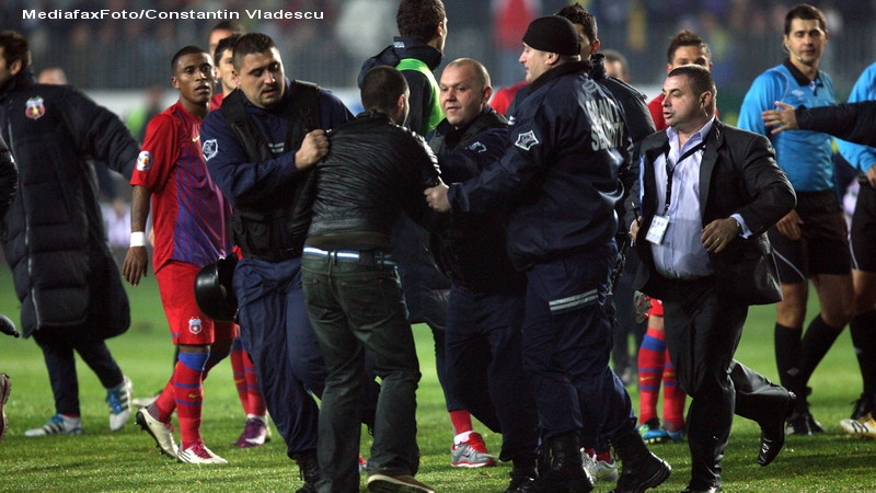 Huliganul care a dat cu pumnul la Petrolul - Steaua, arestat pentru 30 de zile