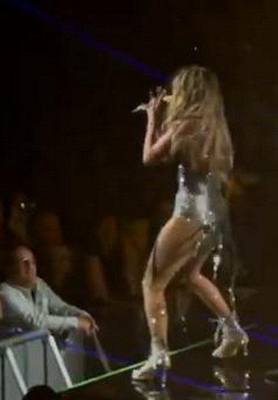 Jennifer Lopez isi pierde extensiile de par! Uite cum i-a cazut una in timpul unui concert - VIDEO