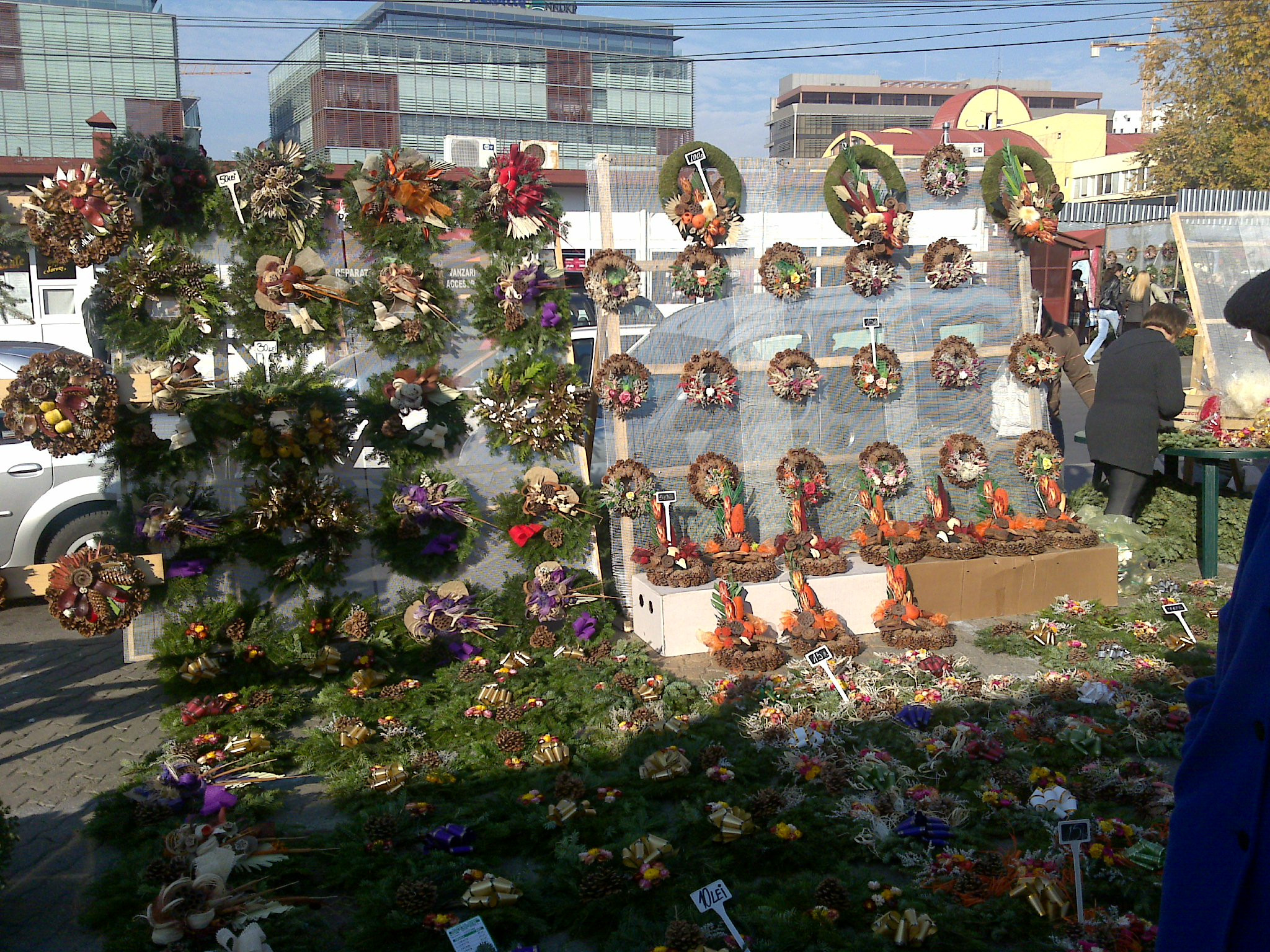 Cat costa coroanele de Ziua Mortilor in pietele din Timisoara