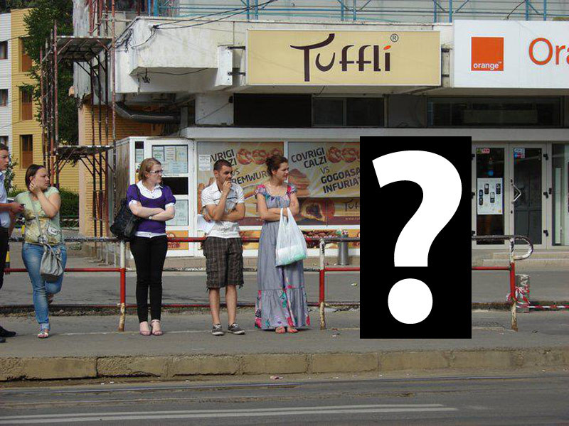 Cea mai tare imagine de Halloween. Ce i-a speriat pe acesti romani intr-o statie de tramvai. FOTO