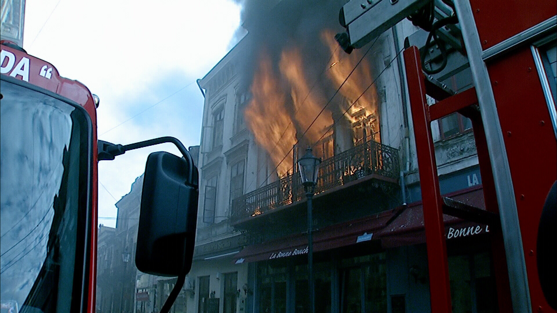 VIDEO. Incendiu in Centrul Vechi al Capitalei. 3 persoane, spitalizate. Ce pagube au adus flacarile