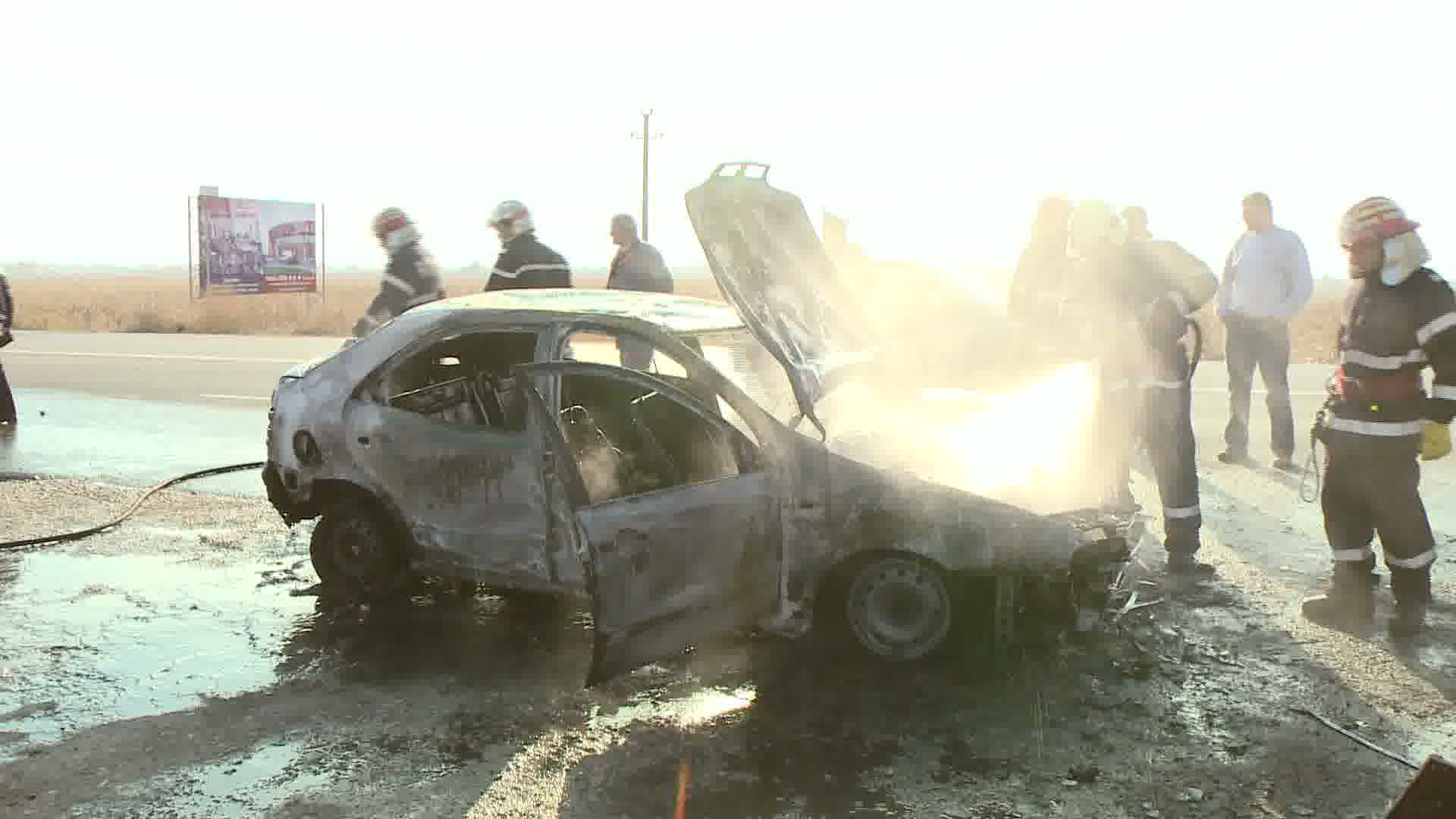 Masina cuprinsa de flacari, la iesirea din Timisoara. O femeie si fiica sa au scapat ca prin minune