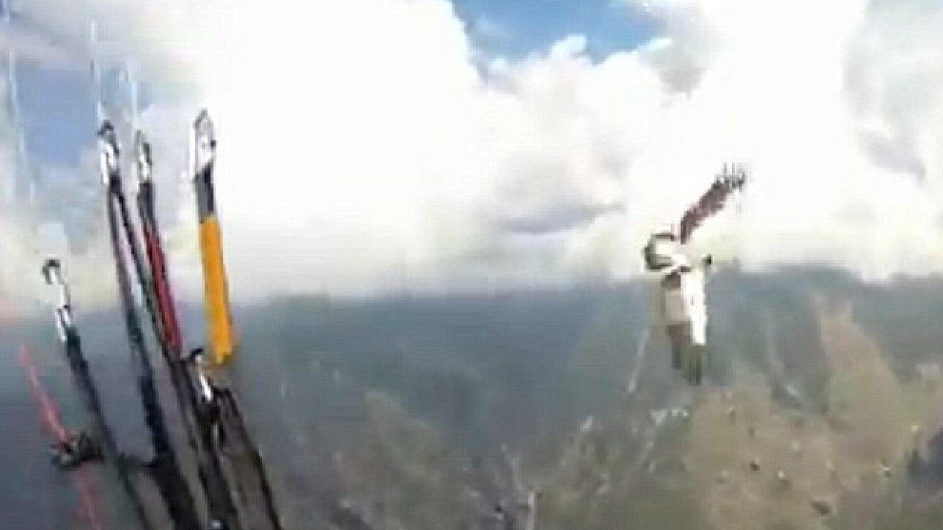 VIDEO. Un parapantist cade de la sute de metri inaltime, dupa ce este atacat in aer de un vultur