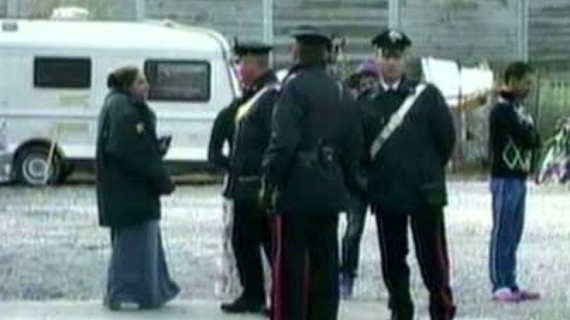 Protestatar acuzat de agresiune sexuala, dupa ce a incercat sa sarute un politist, in Italia