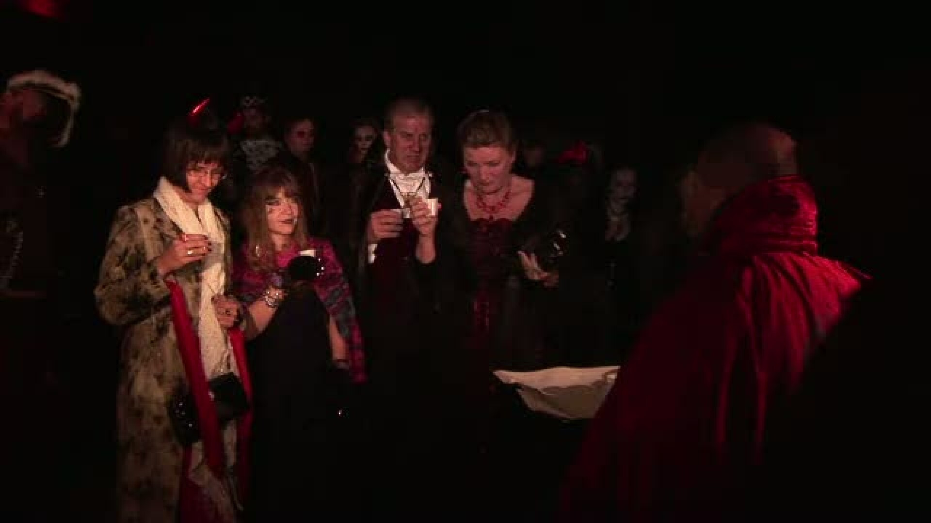 Americanii si brazilienii au venit in Romania, sa petreaca la Castelul Dracula de Halloween