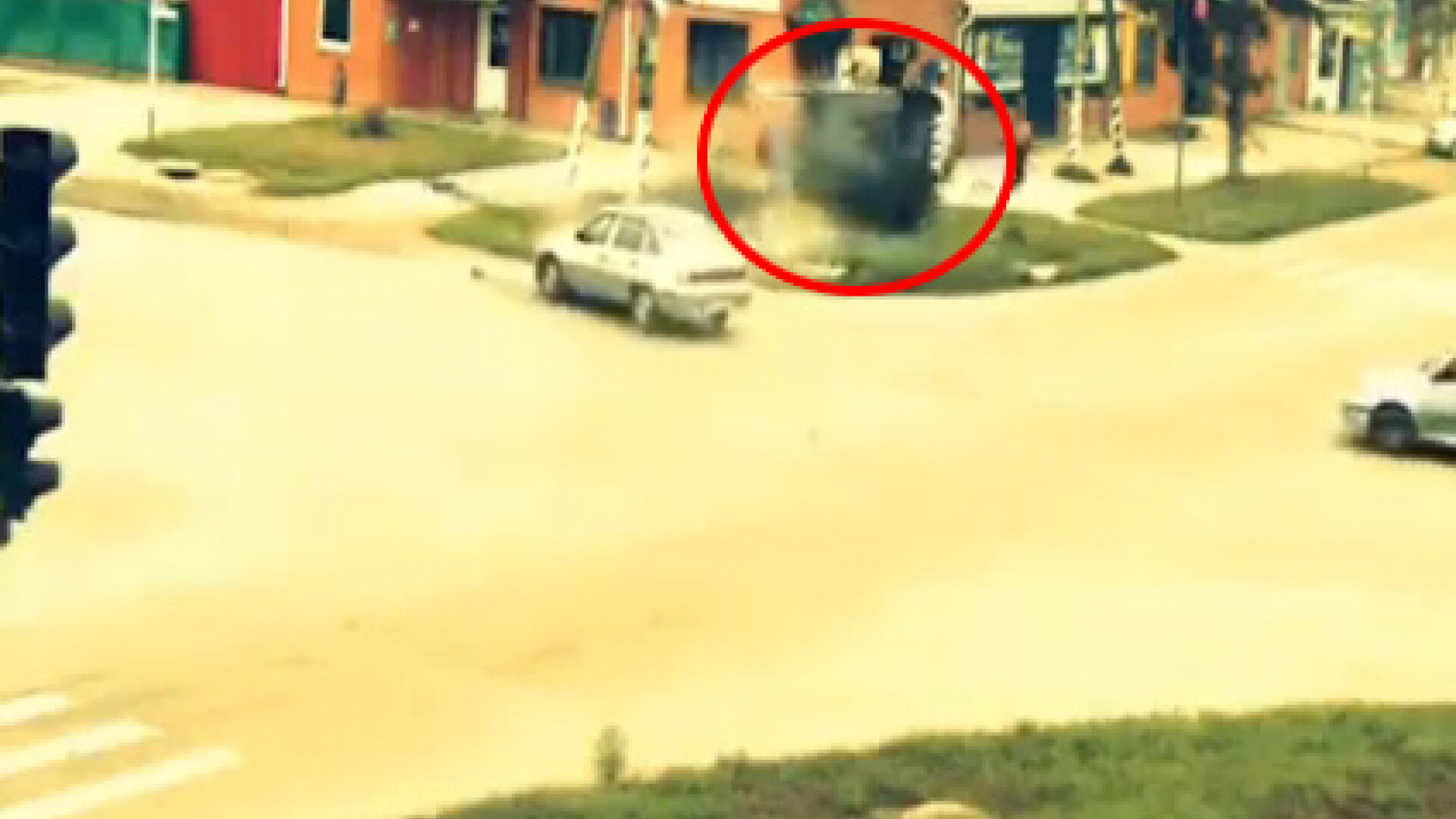 VIDEO. Tu cat de repede poti sa fugi atunci cand vezi moartea venind spre tine?