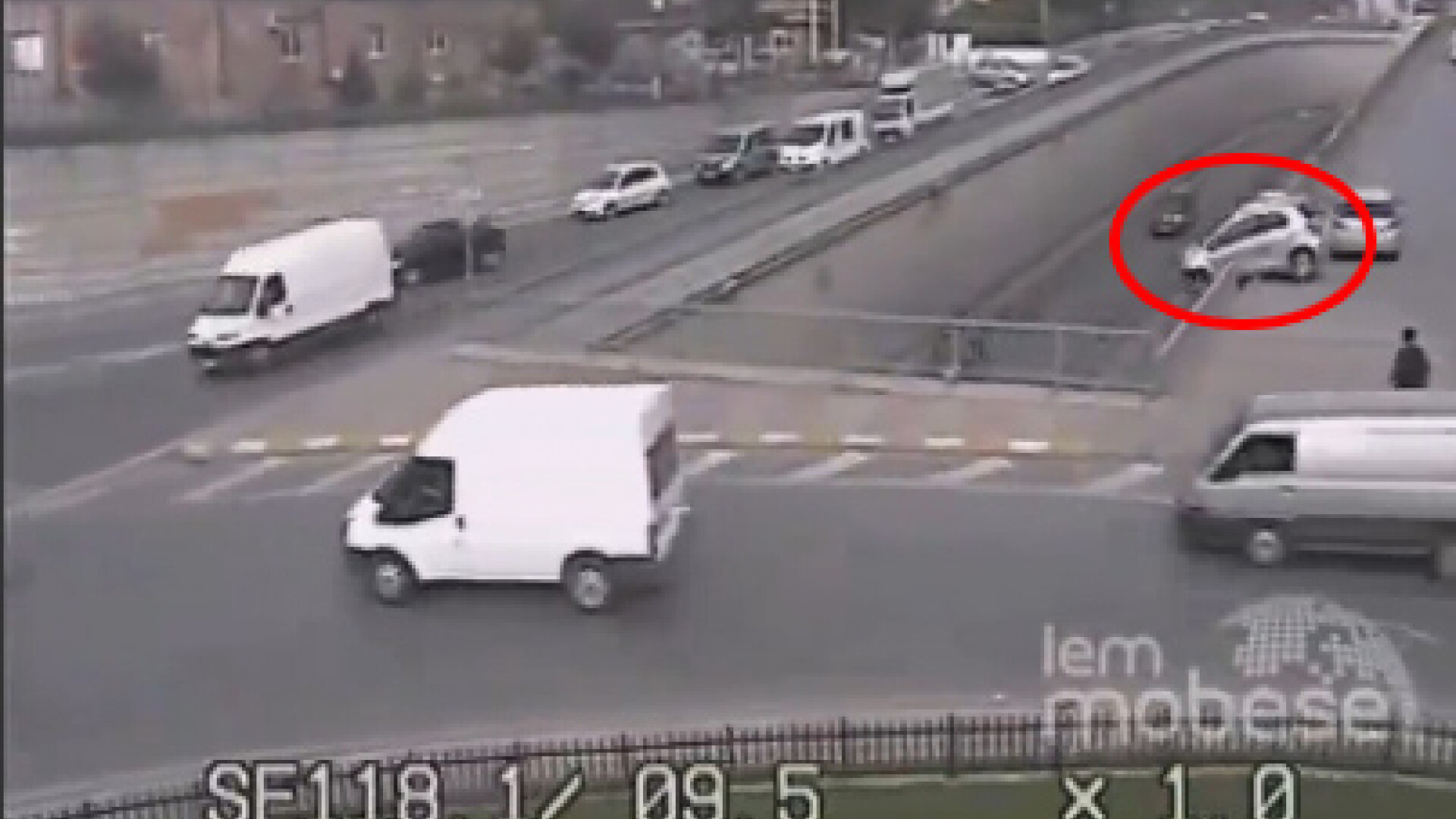 VIDEO socant. O soferita se sperie dupa un accident minor si plonjeaza cu masina intr-un pasaj