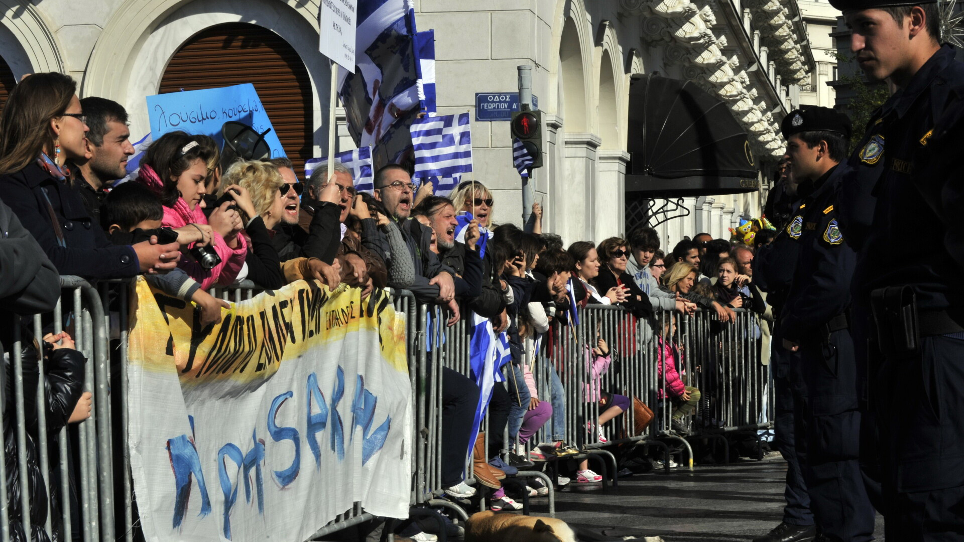 "Sa plece guvernul care a vandut tara". Grecii protesteaza in asteptarea votului crucial