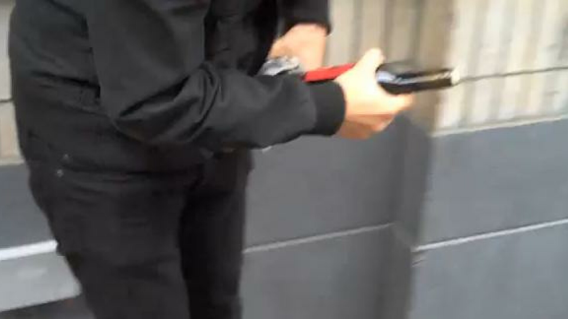 Cum sa deschizi sticla de vin fara tirbuson. Metoda care face furori pe net. VIDEO