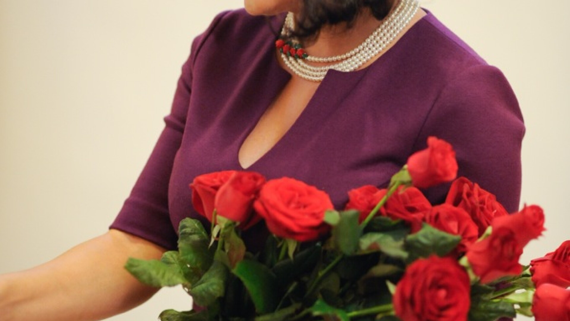 Daily Mail despre Elena Udrea: Ministrul Turismului din Romania pozeaza in "kinky boots"