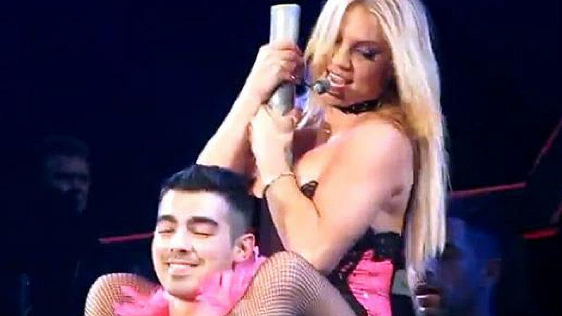 O Britney Spears plina de celulita i-a dansat in poala unui tinerel de 22 de ani. VIDEO