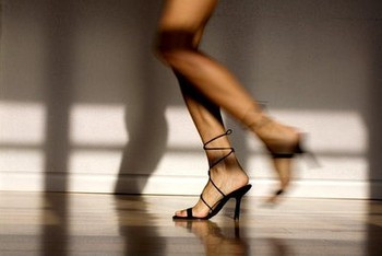 Studiu: Modul in care merge o femeie ii dezvaluie istoricul sexual si daca a avut o noapte fierbinte